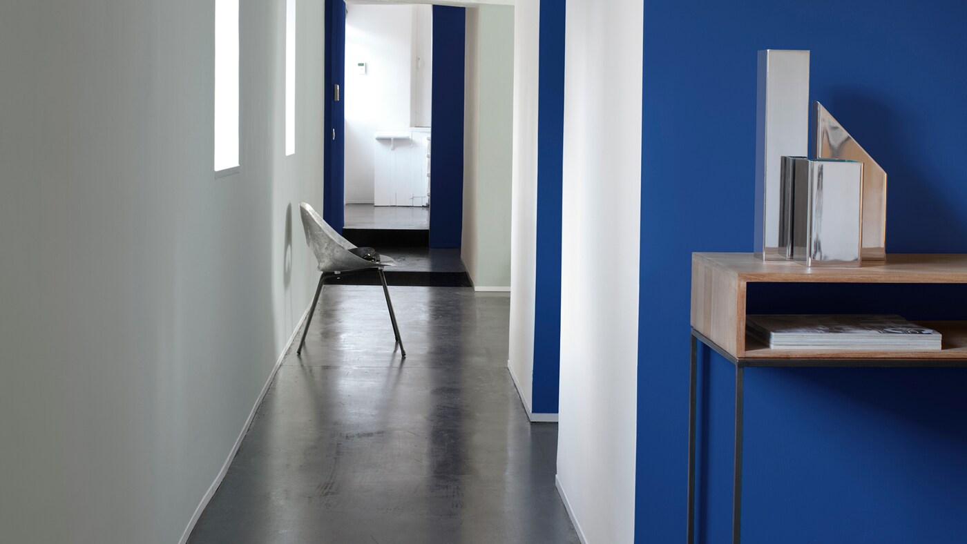 Créer un contraste avec des boiseries pâles et des murs foncés est une façon élégante de créer l'illusion d'espace dans votre intérieur