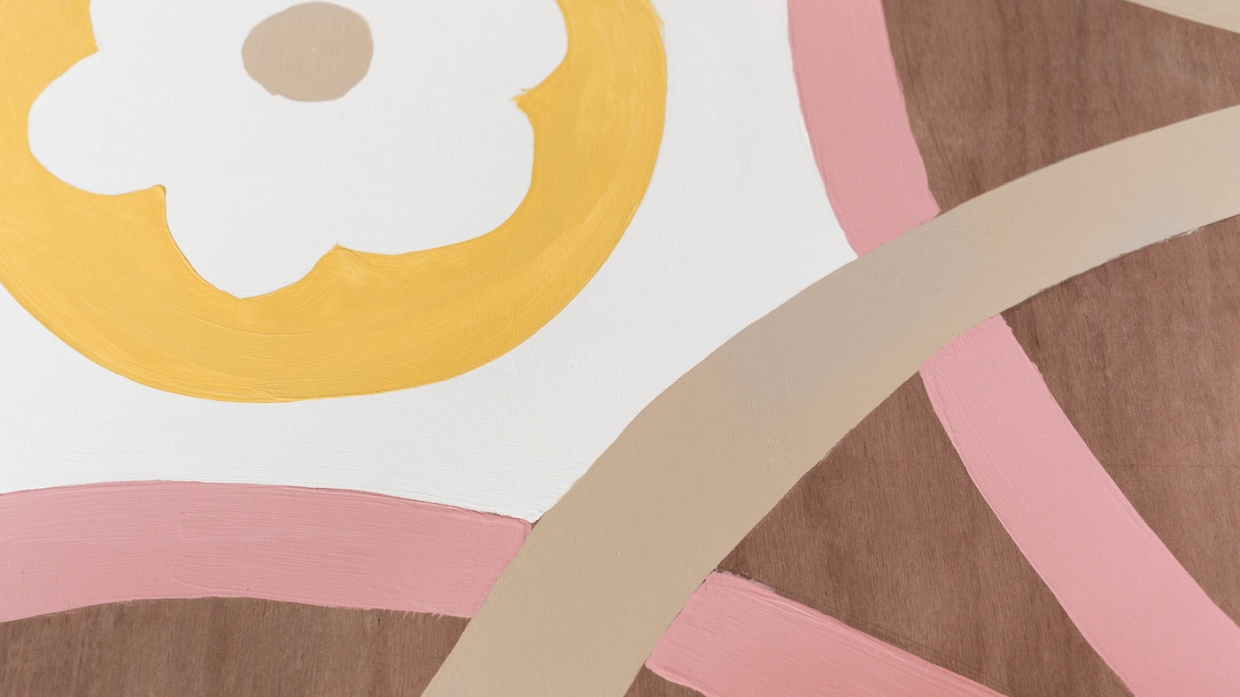 Au lieu de dépenser beaucoup d’argent dans une œuvre d’art ou des jouets pour égayer la chambre de votre bébé, pourquoi ne pas prendre vos pinceaux et créer votre propre œuvre d’art ?