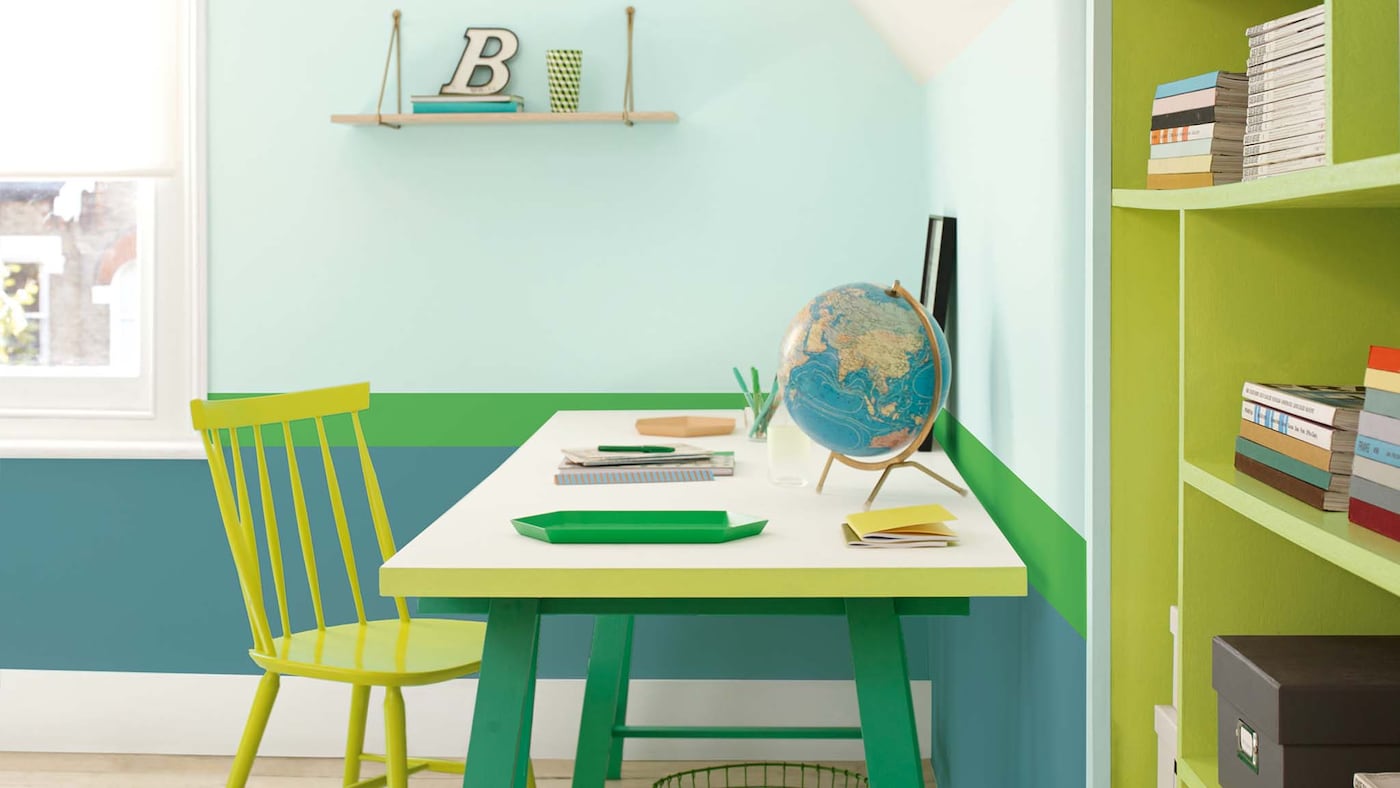 Créez un sympathique coin bureau dans la chambre de votre enfant avec des rayures vertes