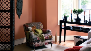 Peinture orange pour un salon dynamique et chaleureux