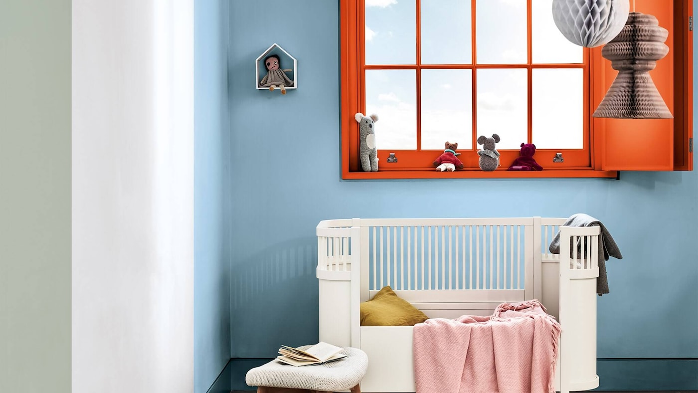 Une chambre d'enfant haute en couleur en version orange vif, bleu et Douceur de l'Aube