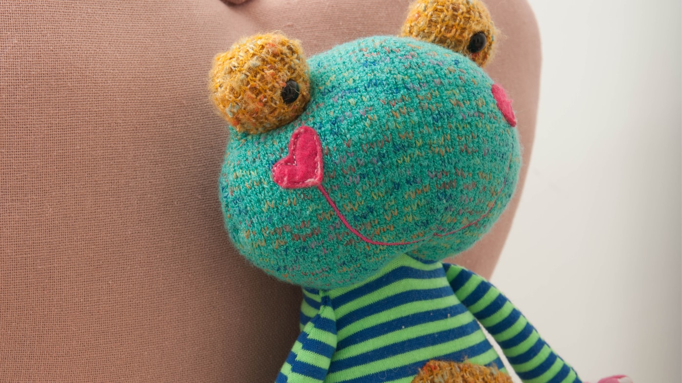 À un ou deux mois, un bébé sait fixer son regard et suivre les objets ou les personnes qui se déplacent dans son champ de vision.