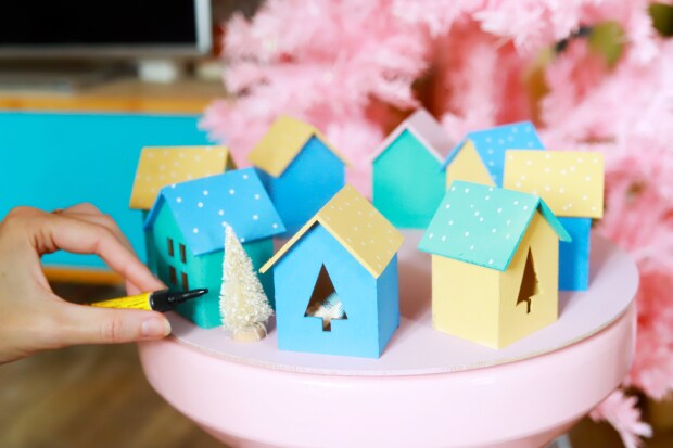 Maison Noël sans les coller avec les plateaux afin de pouvoir facilement découvrir vos surprises,