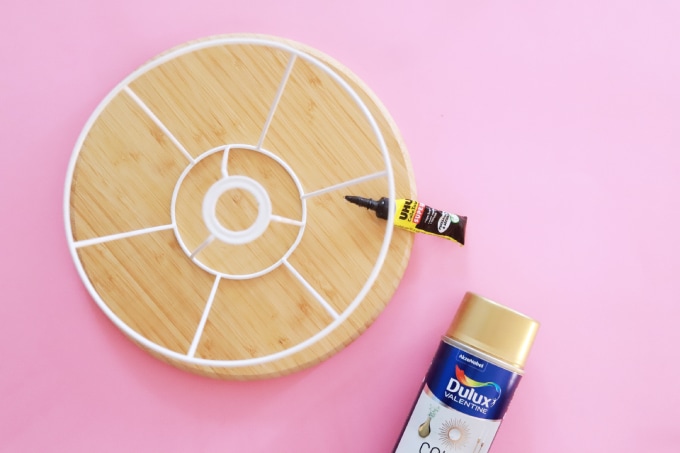 On colle l’abat-jour sur le plateau avec de la colle glue extra forte pour la composition du présentoir automnal.