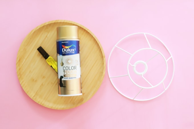 Les matériels nécessaire à la réalisation du présentoir de table pour l'Automne : Un aérosol Color Touch Effet Métal Or Antique, un plateau en bois et un vieil abat-jour.