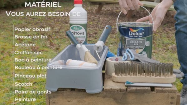 Découvrez quels sont les matériels nécessaires pour efficacement avoir votre chaise de jardin en fer au goût du jour avant de la peindre avec la peinture Ecran+ Fer Vert basque. Suivez nos conseils pour obtenir un résultat optimal.