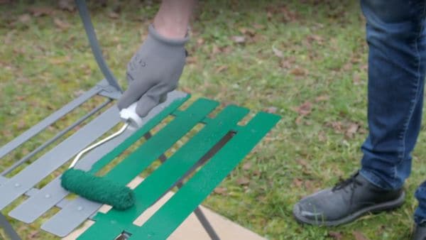 Découvrez comment une chaise de jardin en fer peinte avec la peinture Ecran+ Fer Vert basque peut transformer l'atmosphère de votre jardin. Créez un espace extérieur accueillant et esthétique.