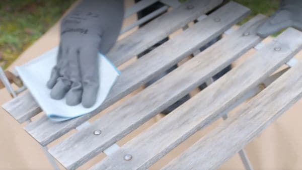 Découvrez les étapes clés pour préparer correctement la surface en fer et bois de votre chaise de jardin avant de l'appliquer la peinture Ecran+ Multi-supports. Obtenez une finition lisse et durable
