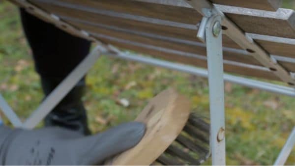 Découvrez les avantages de la peinture Ecran+ Multi-supports Vert provence pour rénover votre table de jardin en fer. Obtenez un résultat durable et esthétique grâce à cette peinture de qualité supérieure.