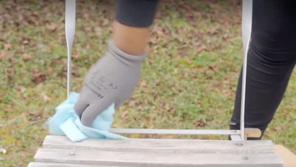 Suivez nos recommandations pour obtenir un nettoyage et une application uniforme et sans défaut de la peinture Ecran+ Multi-supports sur votre chaise de jardin en fer et bois. Obtenez un résultat professionnel.