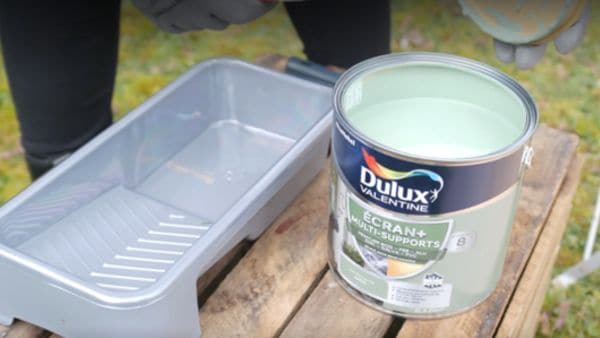 Apprenez les différentes techniques de peinture sur fer et bois pour redonner vie à votre chaise de jardin. Suivez nos conseils d'experts pour obtenir un résultat professionnel avec la peinture Ecran+ Multi-supports Vert provence.