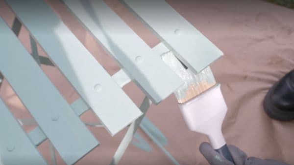 Découvrez l'astuce uniques de la peinture Ecran+ Fer Beige gris pour redonner vie à votre table de jardin en fer.