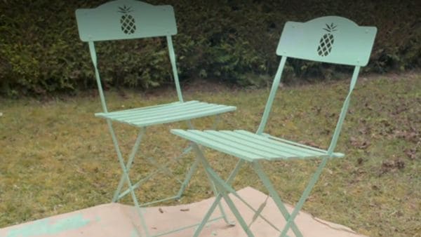 Découvrez les avantages uniques de la peinture Ecran+ Multi-supports Vert Provence pour redonner vie à votre chaise de jardin en fer et bois. Obtenez un résultat exceptionnel et durable.