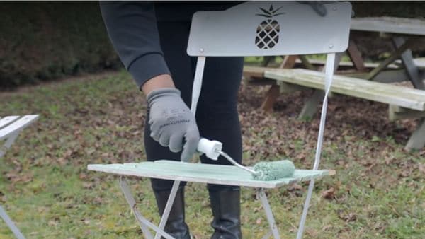 Découvrez comment une chaise de jardin en fer et bois peinte avec la peinture Ecran+ Multi-supports transformer l'atmosphère de votre jardin. Créez un espace extérieur accueillant et esthétique.