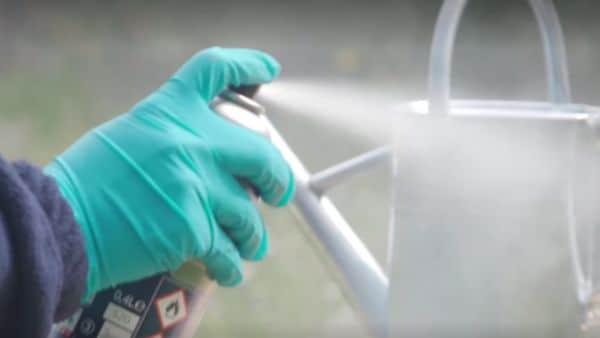 Découvrez comment un arrosoir peint avec la peinture Ecran+ Multi-supports Mer du sud peut transformer l'atmosphère de votre jardin. Créez un espace extérieur pétillant et esthétique.