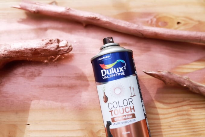 Prenez l’aérosol Color Touch Dulux Valentine teinte « Effet Métal Cuivre » ainsi que le bois flotté