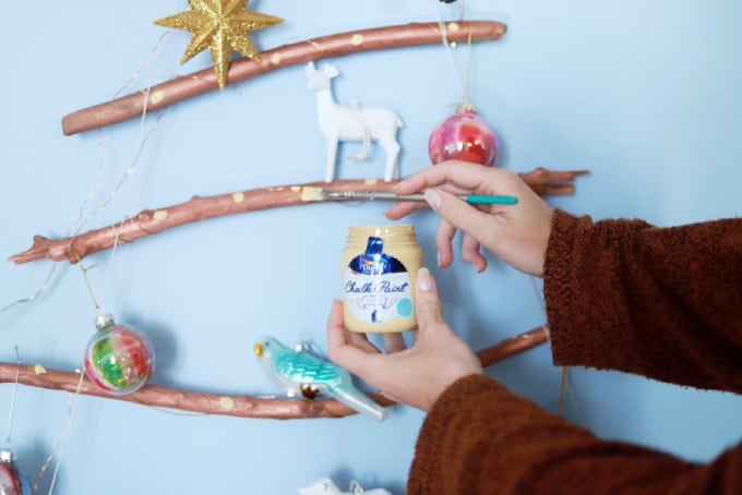 Ajoutez à votre guise quelques boules et décorations de Noël pour créer une ambiance festive.