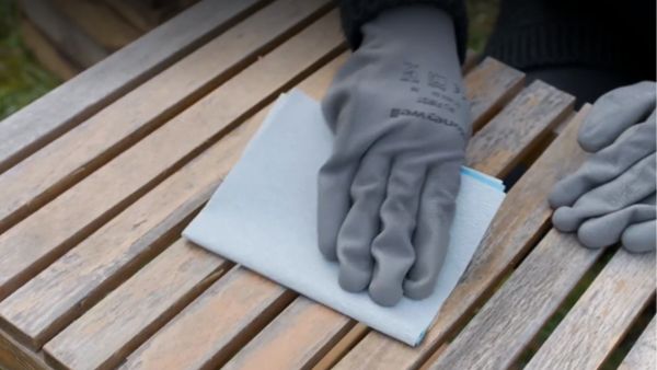 Découvrez les étapes clés pour préparer correctement la surface en bois de votre table de jardin avant de l'appliquer la peinture ecran+ Bois Rouge basque. Obtenez une finition lisse et durable.