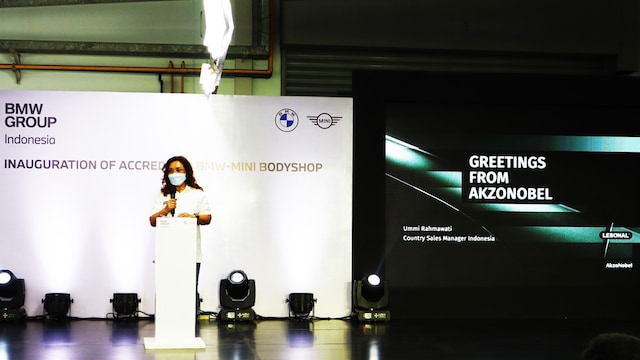 Ummi Rahmawati, Country Sales Manager dari AkzoNobel Car Refinishes Indonesia berbicara dalam acara ini