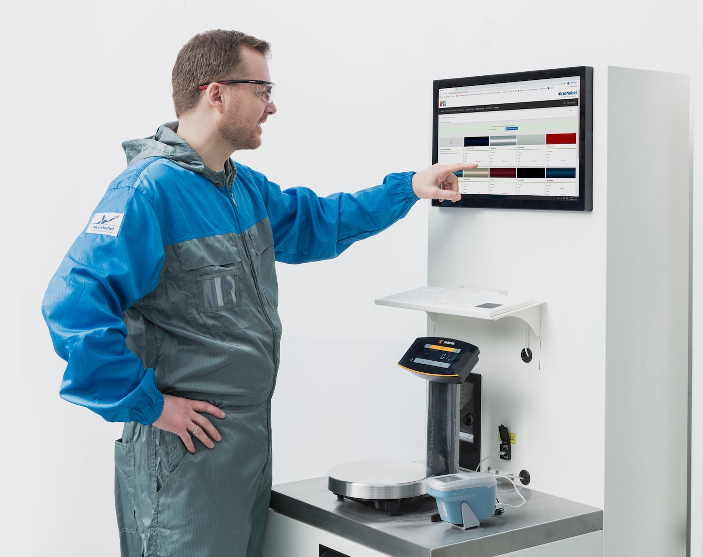 MIXITTM ist die neueste Software von AkzoNobel zur schnellen und präzisen Farbtonfindung. Den Werkstätten stehen über zwei Millionen Misch-formeln zur Verfügung.