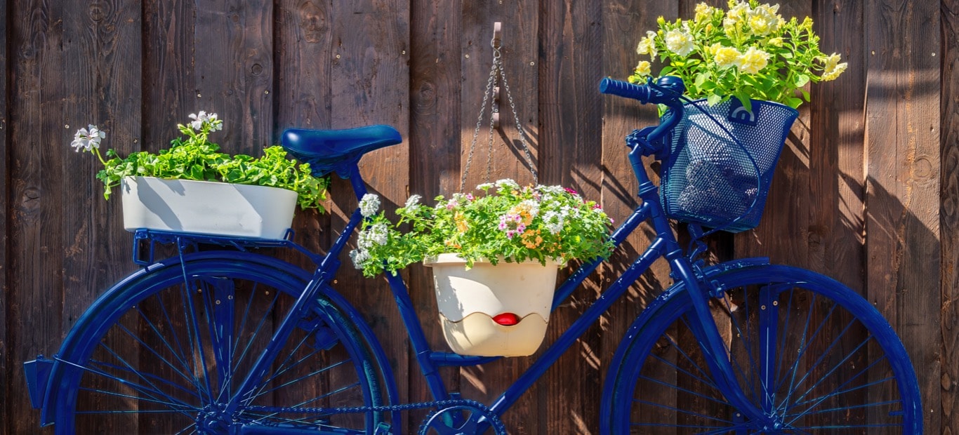 Upcyceltes Fahrrad in Blau mit Blumentöpfen
