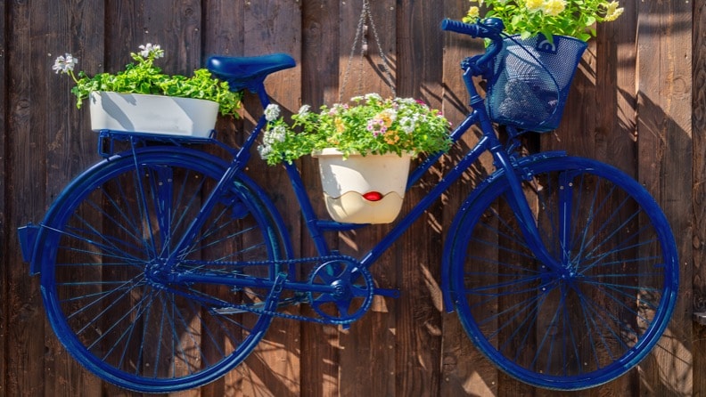 Upcyceltes Fahrrad in Blau mit Blumentöpfen