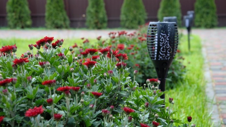 Lampen aus Metall in Blumenrabatte