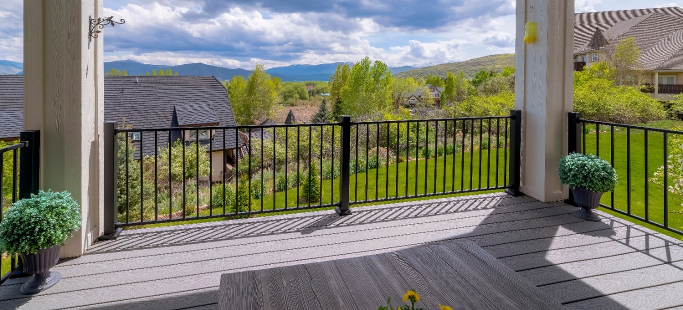 Balkon mit Tisch und Stuhl und in Grau gestrichenem Geländer