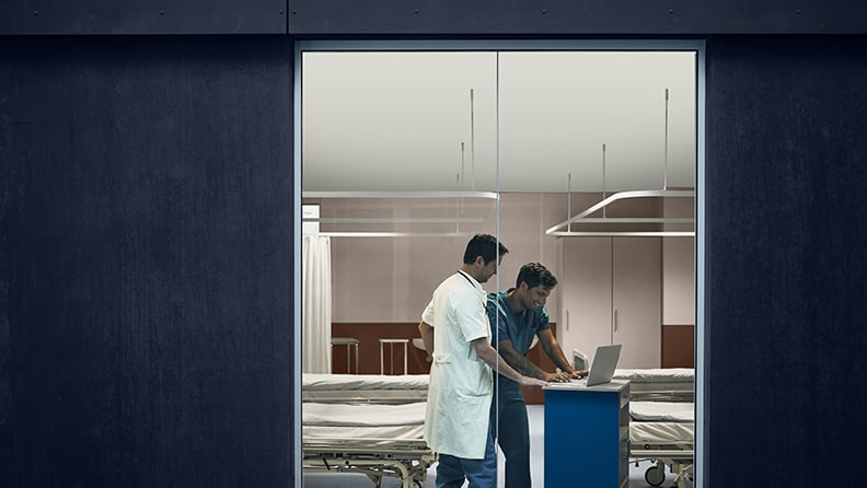 Sygeplejeafdeling med dybblå indgang og brun skillevæg