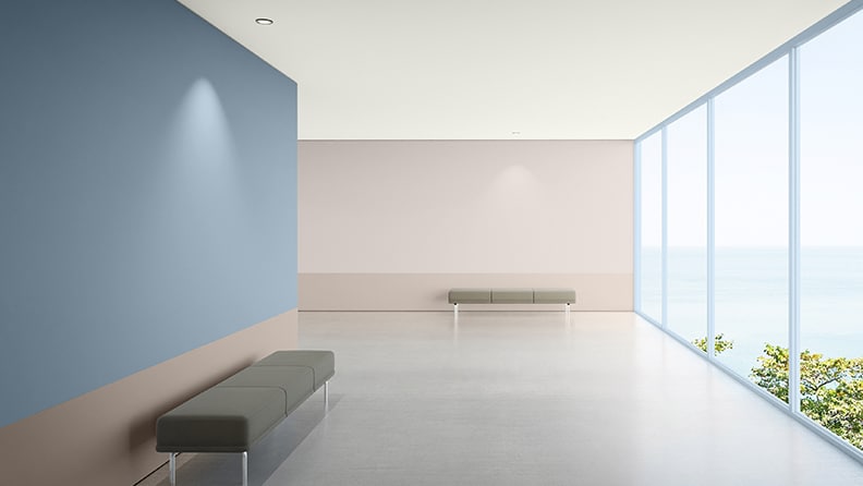 Venteværelse med blå og brune vægge og vinduer fra gulv til loft