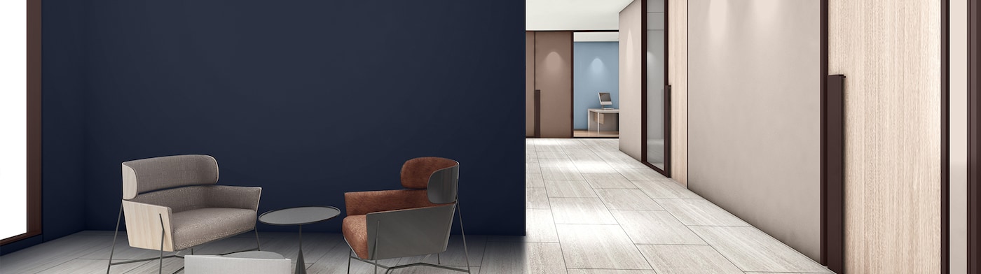 Reception med blå effektvæg og to lænestole