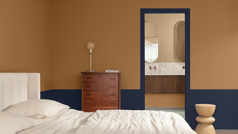Hotelværelse med delt væg i blåt og brunt