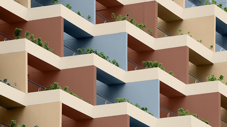 Hotelfacade med balkoner malet i forskellige farver