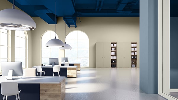 Åbent kontor med blåt loft og vægge i neutrale farver