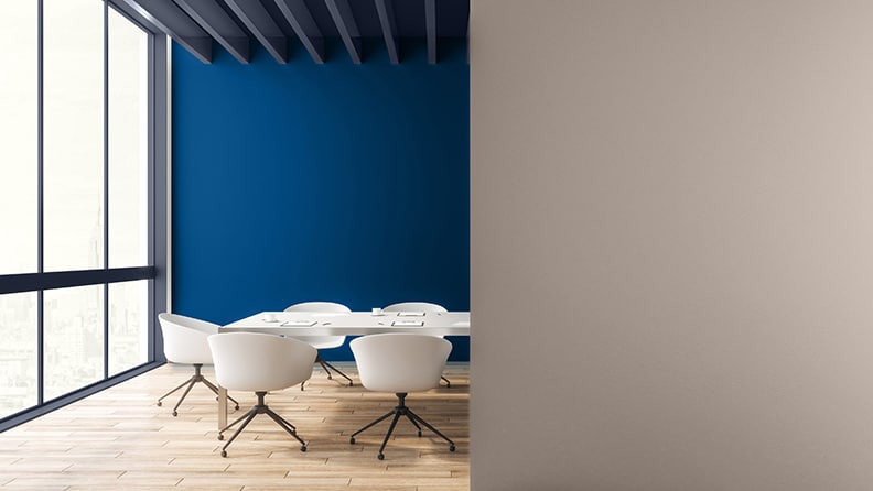 Kontor med blå effektvæg og parketgulv