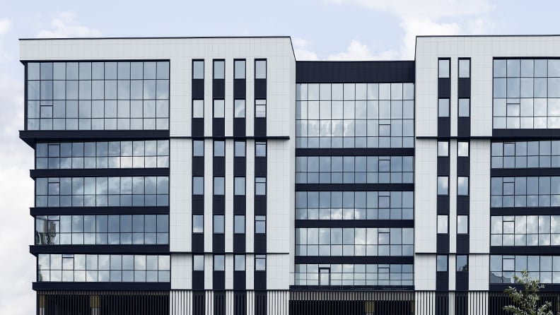 Eksteriør af kontorbygning med en lagdelt glasfacade