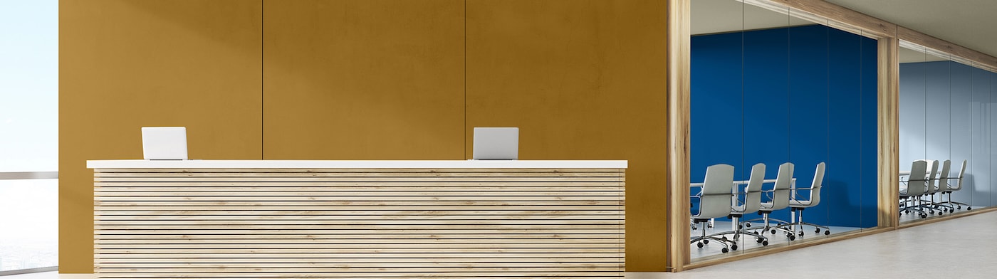 Kontorreception med okkergule og blå vægge