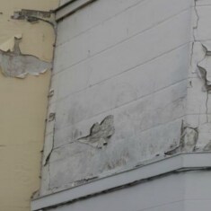 Mur intérieur endommagé avec peinture écaillée et fissures importantes nécessitant une rénovation.