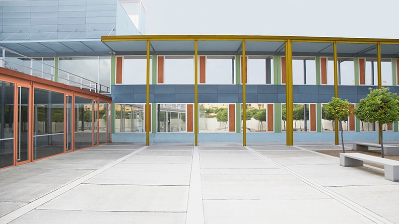 Flerfarvet skolebygning