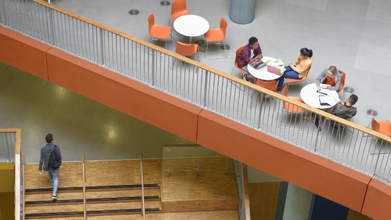 Opdelt område defineret med en orange farve over en trappe