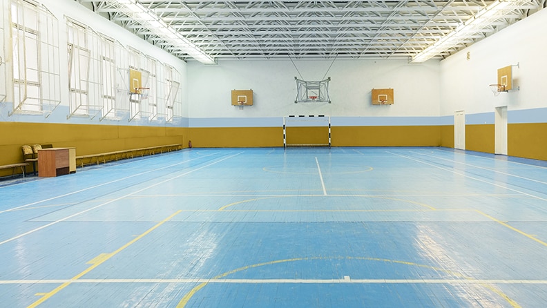 Sportshal med okker og blå kant