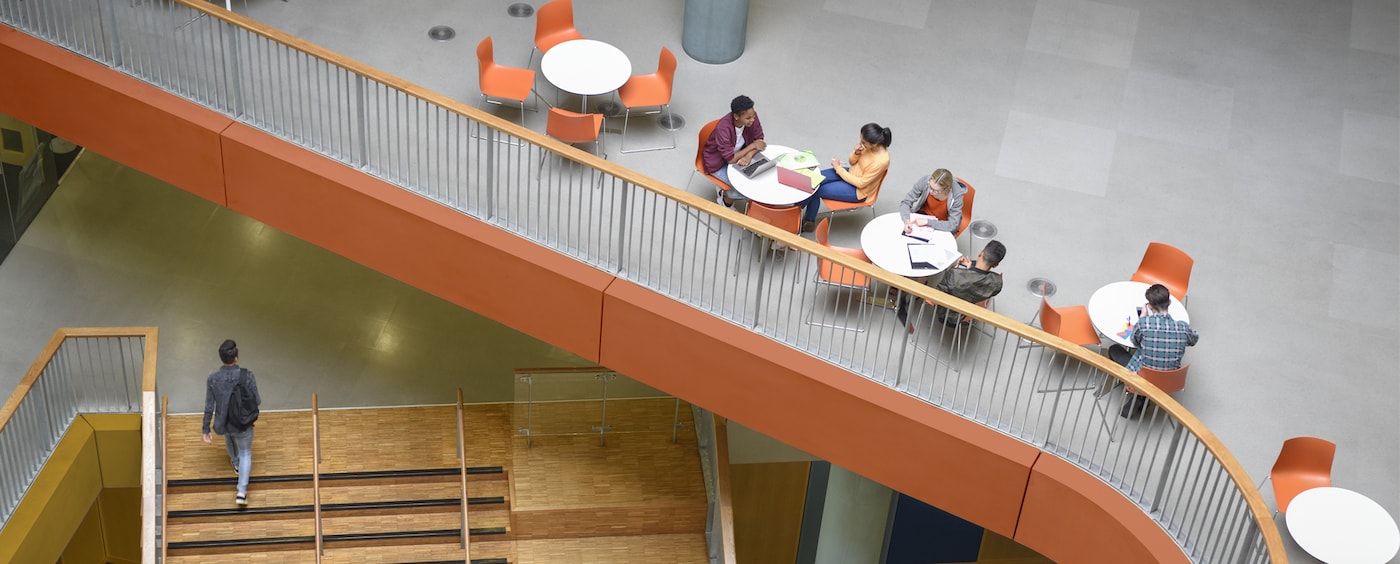 Opdelt område defineret med en orange farve over en trappe