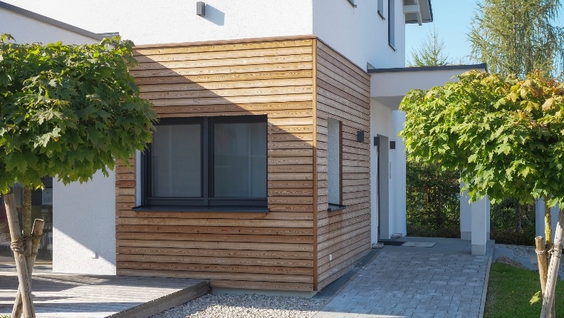 im Farbton Eiche-Hell gestrichene Holzfassade