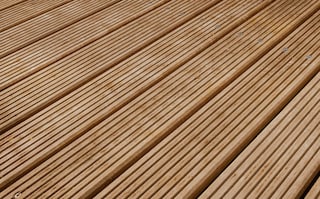 Vlonders onderhouden: zo houd je je terras mooi