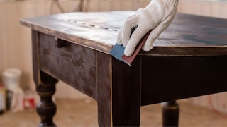 Odnawianie mebli ze starego drewna – renowacja i malowanie