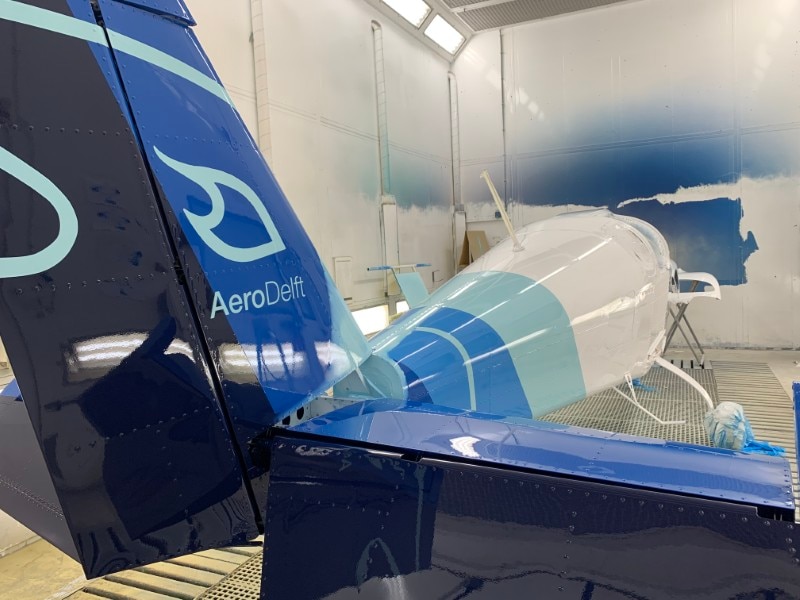The finished design featuring layers of different blues with a symbol representing hydrogen and the name AeroDelft visible on the tail.