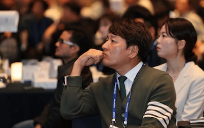 Attendees listening during the Kormarine 2025 session focused on data-driven efficiency solutions.