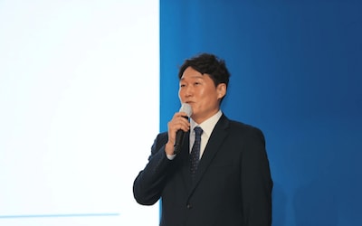  Speaker with a microphone presenting at Kormarine 2025 