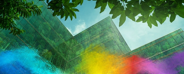 Edificio in vetro con riflessi verdi