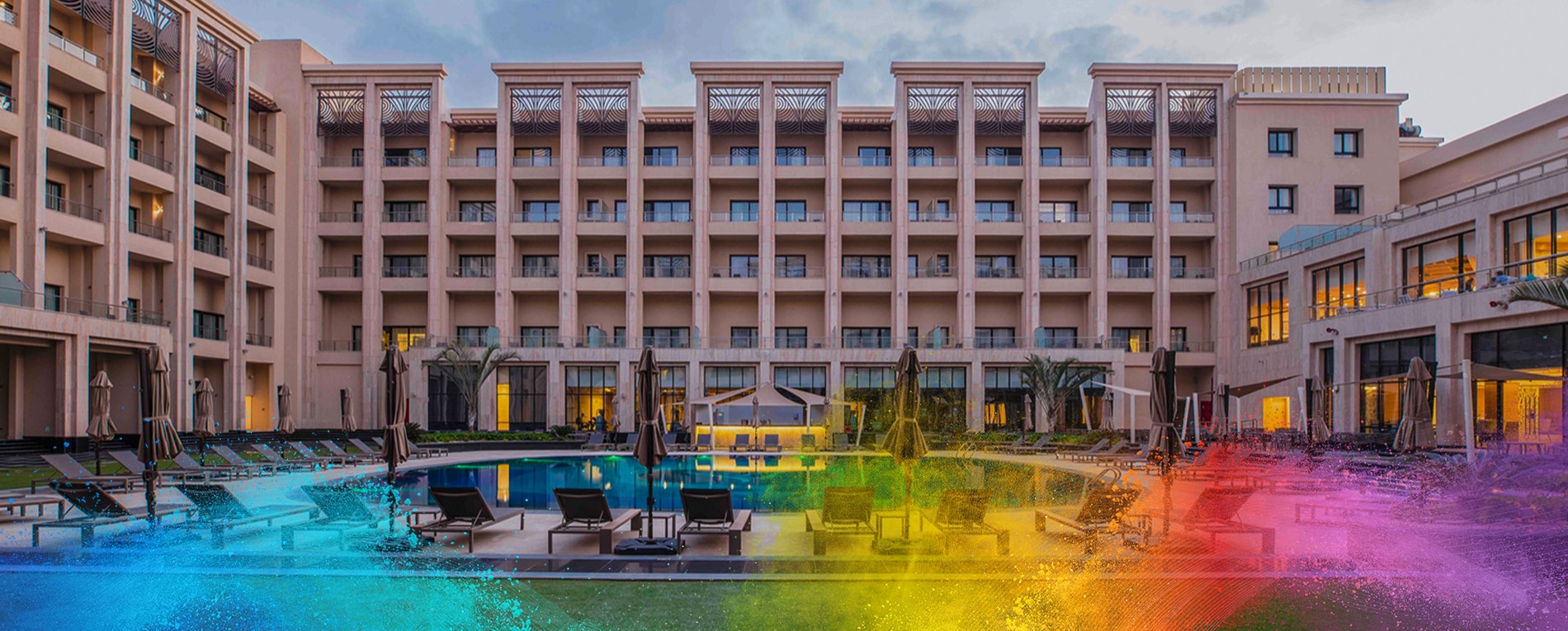 Modernos edificios residenciales rodeados de jardines y palmeras en Egipto